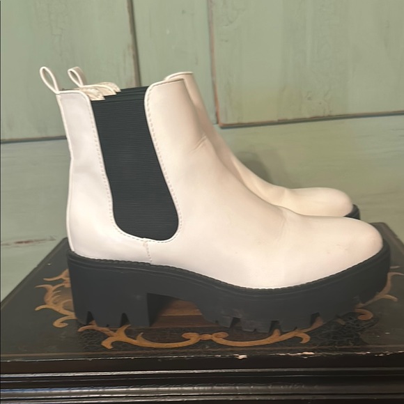 Urban Outfitters White Ankle Boots - Picture 4 of 5